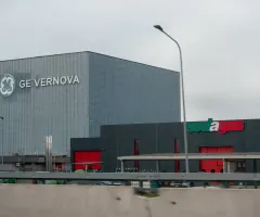 GE-Vernova-Gebäude mit Logo an der Autostrada A4 in Norditalien
