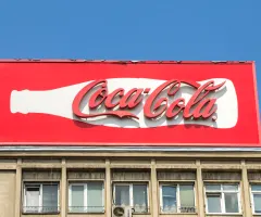 Coca-Cola-Werbetafel mit Schriftzug auf einem Gebäude in Bukarest, Rumänien