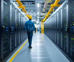 IT-Techniker in einem Rechenzentrum mit Serverracks und leuchtenden Statusanzeigen