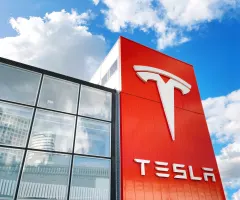 Tesla-Logo an der Fassade einer Niederlassung in Amsterdam, Niederlande
