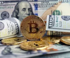 Ein Bitcoin neben Dollar-Noten.