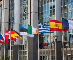 Die Flaggen europäischer Länder vor einem Gebäude.