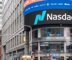 Nasdaq-Schriftzug an der Fassade der Nasdaq-Zentrale in New York, USA