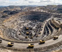 Laster transportieren Kohle aus einer Mine ab.