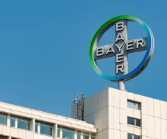 Das Bayer-Logo auf einem Hochhaus.