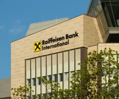 Das Bild zeigt die Zentrale der Raiffeisen Bank International (RBI) mit gut sichtbarem Unternehmenslogo an der Fassade eines modernen Bürogebäudes.