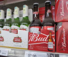 AB Inbev verkauft erneut weniger Bier – Gewinn steigt trotzdem – Aktienrückkauf angekündigt