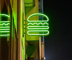 Das Logo von Shake Shack an einem Gebäude.
