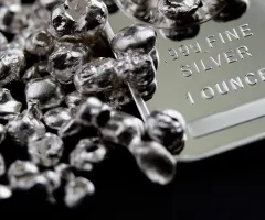 Ein Silberbarren und Silbernuggets.