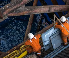 Arbeiter auf einer Ölbohrplattform.