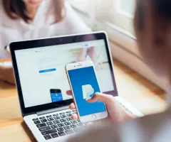Jemand nutzt Paypal auf seinem Smartphone