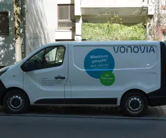 Vonovia-Firmenfahrzeug mit Logo in Berlin vor Wohngebäuden geparkt