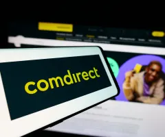 Das Comdirect-Logo auf einem Smartphone.
