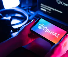 Jemand hält ein Smartphone mit dem Logo von OpenAI.