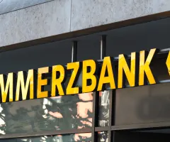 Commerzbank-Schriftzug und Logo an der Fassade einer Filiale