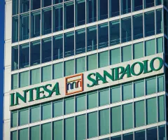 Intesa Sanpaolo Logo auf Gebäude