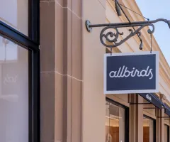 Allbirds-Geschäft mit dem Markenlogo an der Fassade eines Ladens.