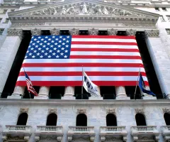 New York Stock Exchange an der Wall Street mit US-Flagge an der Fassade
