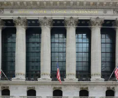 New York Stock Exchange mit Schriftzug an der Fassade der Börse in New York
