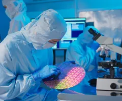 Jemand hält einen Wafer in der Chip-Herstellung