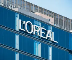 L'Oréral-Logo auf Glashauswand