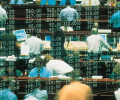 Börsenhändler sind zu sehen.