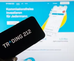 Trading212-Logo auf Smartphone-Bildschirm