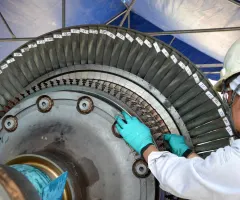 Techniker inspiziert Gasturbinenschaufeln bei Wartungsarbeiten