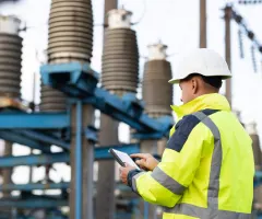 Ein Arbeiter an einem Umspannwerk