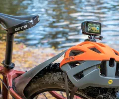 Eine GoPro-Kamera ist an einem Fahrradhelm befestigt.