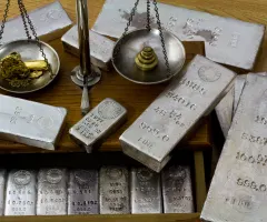 Silberbarren sind zu sehen.