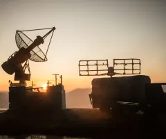 Vor dem Sonnenuntergang ist ein Radar zu sehen.