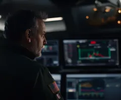 Ein Händler analysiert Marktdaten.