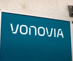 Vonovia-Logo auf einem Firmenschild an einer Hauswand in Dresden