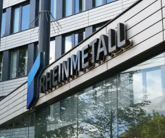 Rheinmetall-Logo an der Fassade eines Bürogebäudes