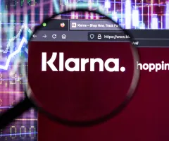 Der Klarna-Schriftzug ist auf einem Bildschirm zu sehen.