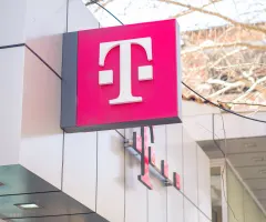 T-Logo der Deutschen Telekom an einer Gebäudefassade