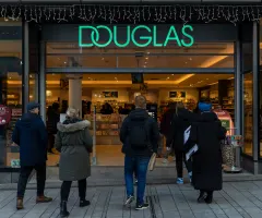 Douglas hebt Prognose an und verkauft Online-Apotheke